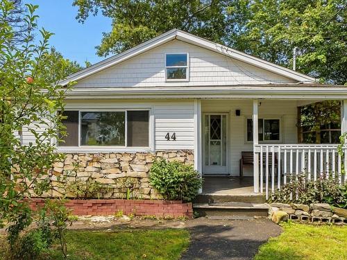 44 Courtney Road  Dartmouth, NS B3A 4B8