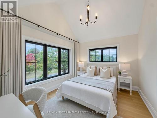 260 Kent Crescent, Burlington, ON 