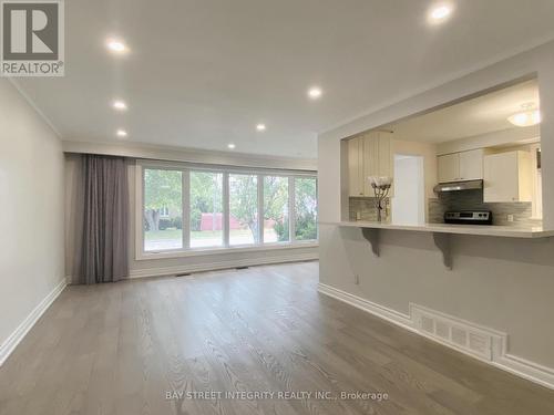 207 MAPLE AVENUE , Richmond Hill, Ontario L4C 2J4 2