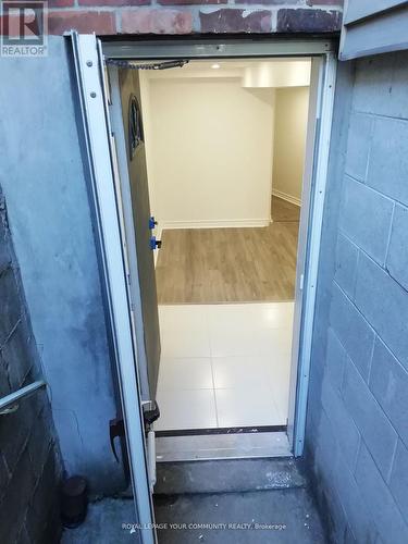 LOWER - 10 ULSTER STREET , Toronto, Ontario M5S 1E2 4