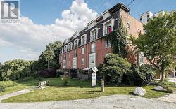 106 - 870 JANE STREET Toronto, ON M6N 4C2