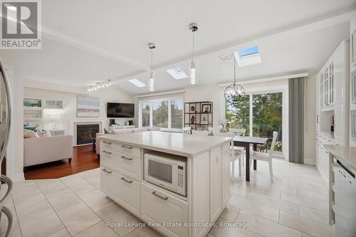 Large island with pot drawers - 5923 Tweed Court, Mississauga, ON 
