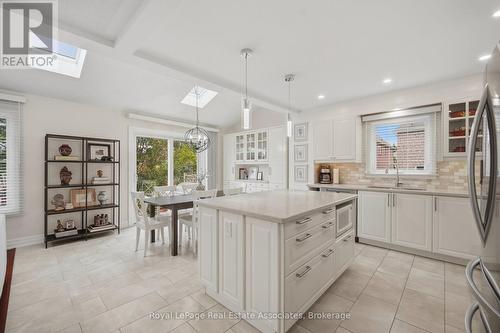 Overlooks eat-in kitchen - 5923 Tweed Court, Mississauga, ON 