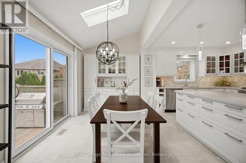 Eat-in kitchen with built-in cabinetry - 5923 Tweed Court, Mississauga, ON 
