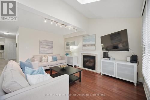 Family room with gas fireplace - 5923 Tweed Court, Mississauga, ON 