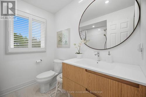 Updated main upper washroom - 5923 Tweed Court, Mississauga, ON 