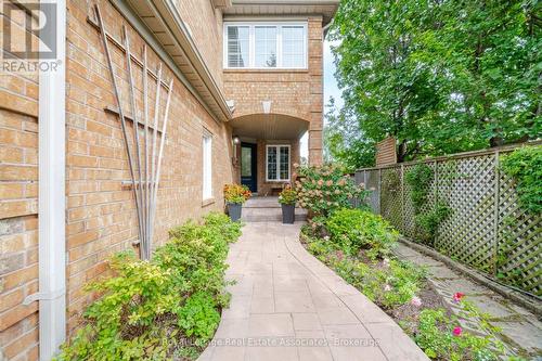 Landscaped front entrance - 5923 Tweed Court, Mississauga, ON 