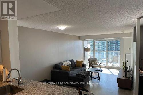2009 - 125 WESTERN BATTERY ROAD , Toronto, Ontario M6K 3R8 4
