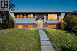 63 Beaconsfield Crescent NW  Calgary, AB T3K 1W5
