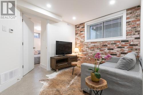 LOWER - 180 MARIA STREET , Toronto, Ontario M6P 1W4 4