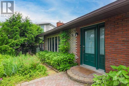 85 CROWNHILL STREET , Ottawa, Ontario K1J 6W9 2