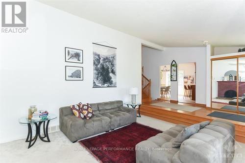 85 CROWNHILL STREET , Ottawa, Ontario K1J 6W9 4