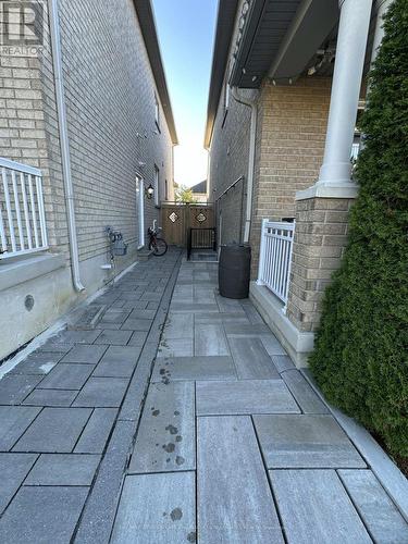 52 HEREFORDSHIRE CRESCENT , Newmarket, Ontario L9N 0B7 3