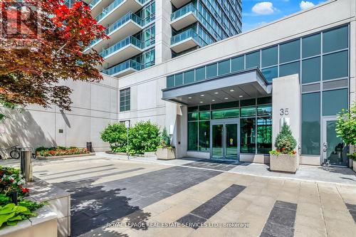 PH 14 - 35 BRIAN PECK CRESCENT , Toronto, Ontario M4G 0A5 2