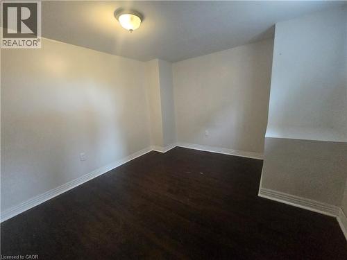 996 QUEENSDALE Avenue E Unit# B , Hamilton, Ontario L8T 1H9 4