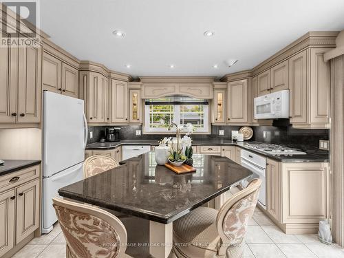 Custom Kitchen - 1259 Nathaniel Crescent, Burlington, ON 