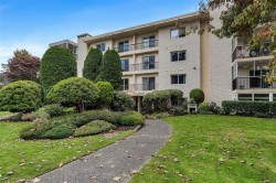 #302-2323 Hamiota St Oak Bay, BC V8R 2N1