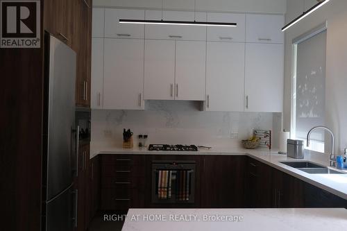 2 - 41 SPRUCE STREET , Toronto, Ontario M5A 2H8 2