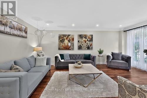 Living Room, Hardwood Floors, Arch Windows - 1634 Tipperary Court, Mississauga, ON 