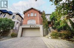 25 OAK AVENUE Richmond Hill, ON L4C 6R5