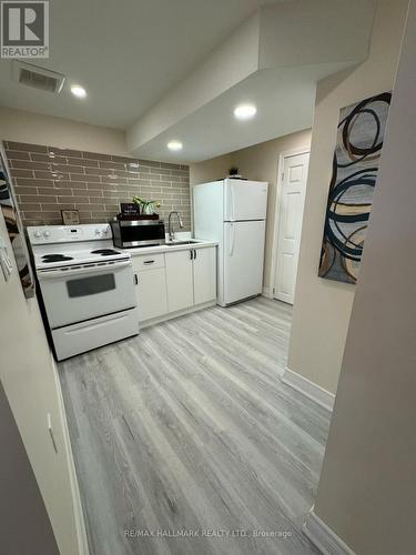 ROOM 2 - 248 CROSSLAND GATE , Newmarket, Ontario L3X 1A9 3