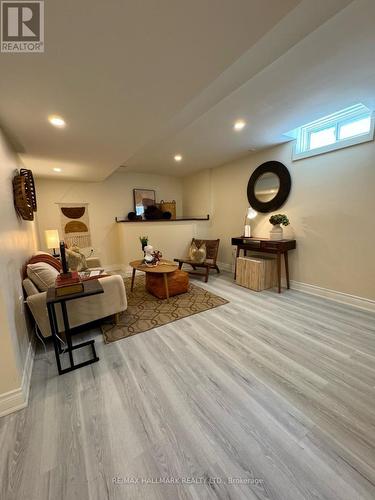 ROOM 2 - 248 CROSSLAND GATE , Newmarket, Ontario L3X 1A9 5