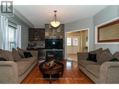 4 BLUEWATER TRAIL , Barrie, Ontario L4N 0G6 2