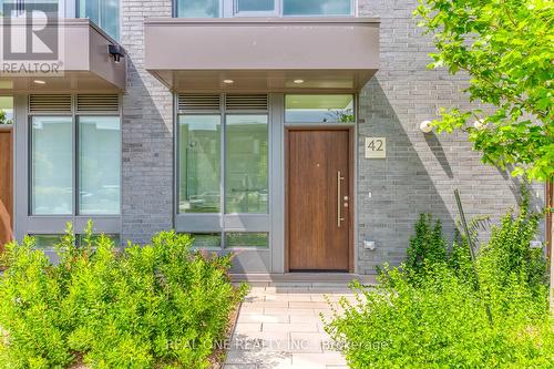 42 SONIC WAY , Toronto, Ontario M3C 0P3 2