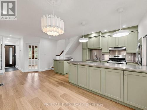 813 CARLAW AVENUE , Toronto, Ontario M4K 3L1 4