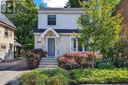533 HILSON AVENUE  Ottawa, ON K1Z 6C9