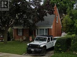 32 AMESBURY DRIVE  Toronto, ON M6M 4H4