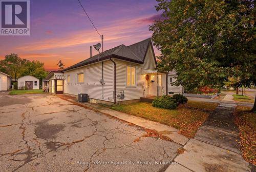 22 HILL AVENUE  Brantford, ON N3R 4G9