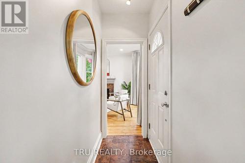Welcoming entrance to living room - 51 Merritt Avenue, Ottawa, ON 