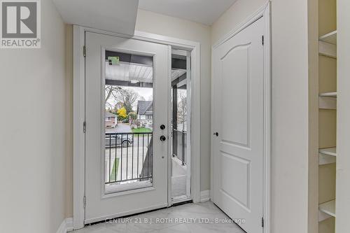6 - 98 PEEL STREET , Barrie, Ontario L4M 3K7 2