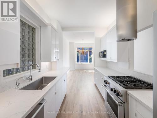60 BOSWELL AVENUE , Toronto, Ontario M5R 1M4 5