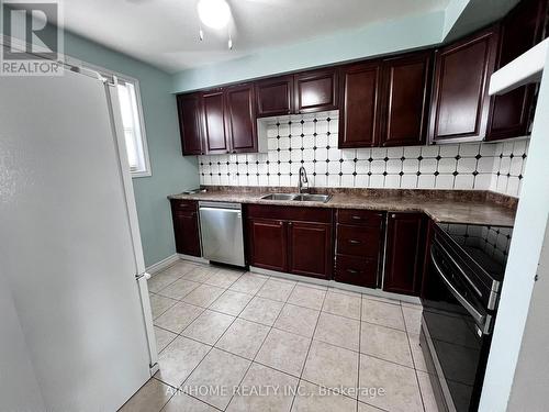 676 BALSAM CRESCENT , Oshawa, Ontario L1J 6A2 3