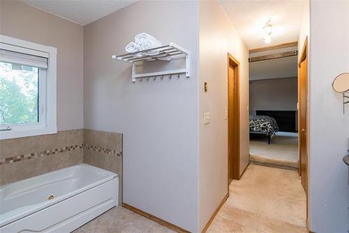 164 Hillmartin Dr, Winnipeg, MB 