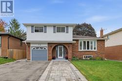 15 HILLIER STREET Clarington (Bowmanville), ON L1C 3S5