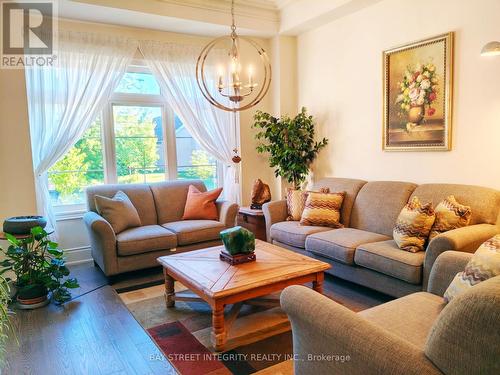 211 HILLSVIEW DRIVE , Richmond Hill, Ontario L4C 4L8 5