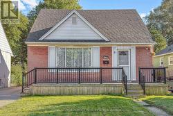 9 PUTNEY ROAD  Toronto, ON M8W 2K6