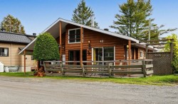 42 Ch. de la Vallée-Bleue  Val-David, QC J0T 2N0