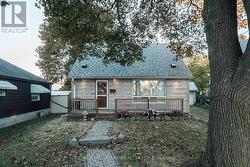 28 FINSBURY CRESCENT  Toronto, ON M8W 2H7