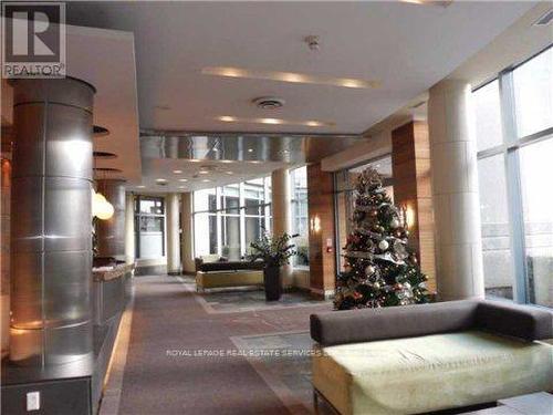 527 - 230 QUEENS QUAY , Toronto, Ontario M5J 2Y7 3