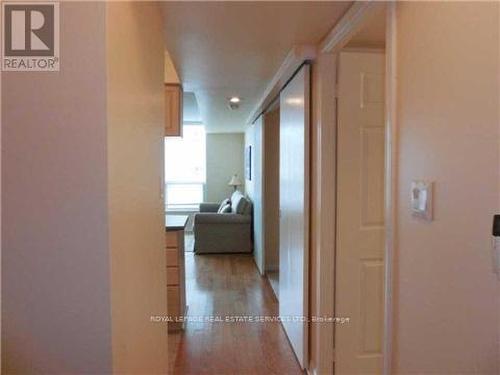 527 - 230 QUEENS QUAY , Toronto, Ontario M5J 2Y7 4
