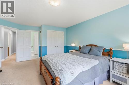Wall-to-wall carpeting and a two-tone wall finish - 1076 Ryckman Common, Burlington, ON 