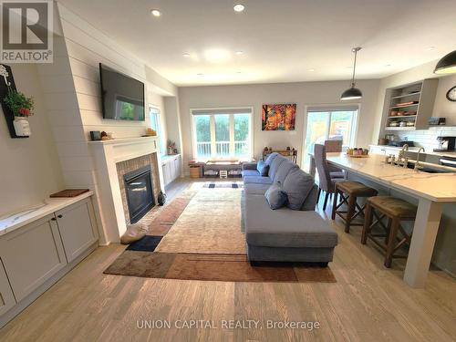 47 GORD MATTHEWS WAY , Uxbridge, Ontario L9P 0E9 3