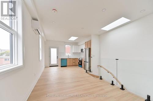 UPPER - 228 EMERSON AVE AVENUE , Toronto, Ontario M6H 3T6 5