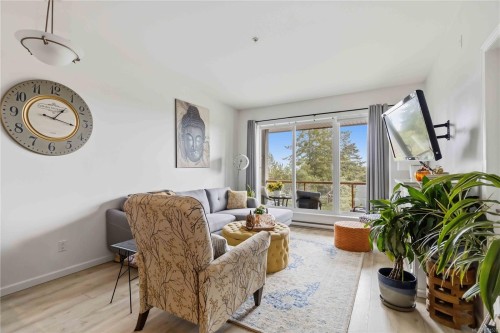 #308-1959 Polo Park Crt  Central Saanich, BC V8M 2K1