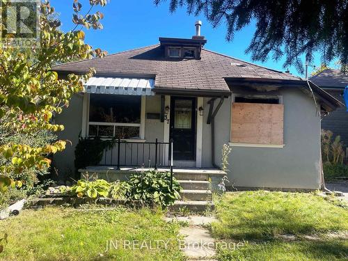 37 ROSEDALE AVENUE W  Brampton, ON L6X 1K3