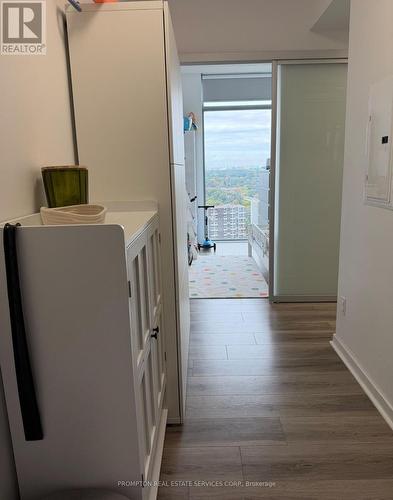 3011 - 105 THE QUEENSWAY , Toronto, Ontario M6S 5B5 4